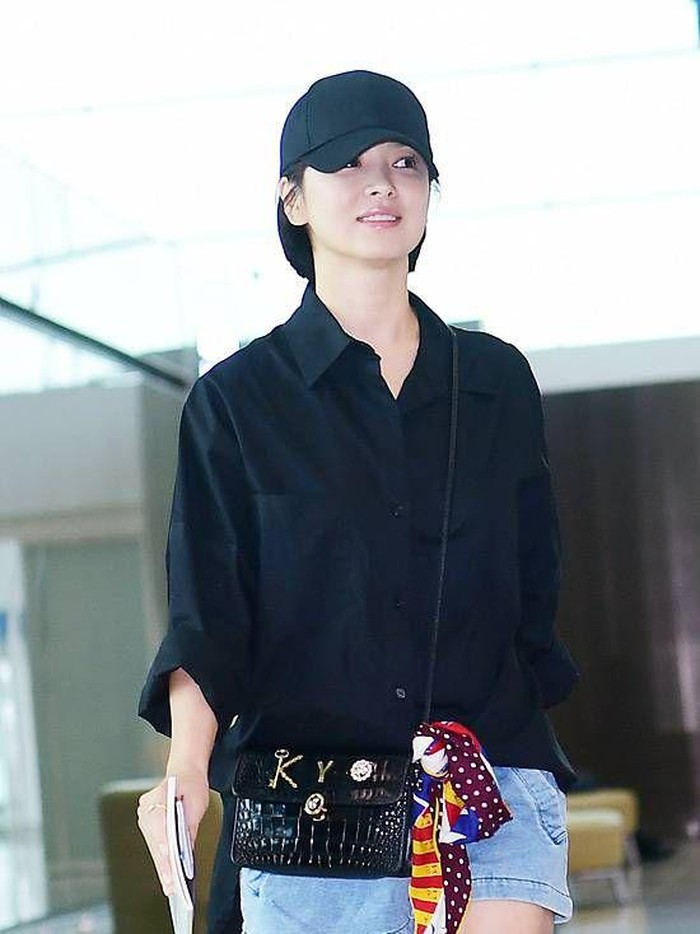 Tertarik untuk meniru gaya airport fashion ala Song Hye Kyo ini, Beauties?/ Foto: Korea Dispatch