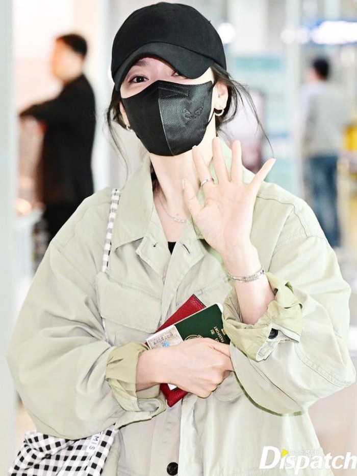 Salah satunya seperti airport fashion sang aktris saat akan bertandang ke luar negeri untuk beragam aktivitasnya./ Foto: Korea Dispatch