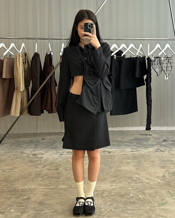 Idol K-Pop yang kerap tampil dengan crop top yaitu Jennie Blackpink. Nah, kali ini ia memakai cropped shirt berwarna hitam dengan setelan rok mini yang manis./ Foto: instagram.com/jennierubyjane