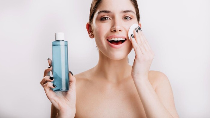 Ilustrasi perempuan memakai skincare toner/ Foto: freepik.com/Lookstudio