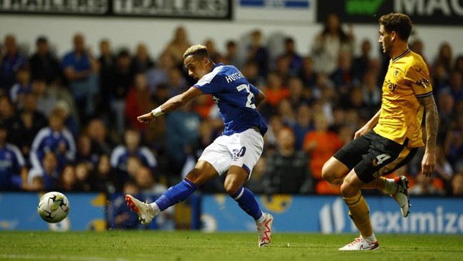 Klub yang dibela Elkan Baggott, Ipswich Town, harus puas bermain imbang 2-2 melawan Norwich City pada pekan ke-22 Championship, Sabtu (16/12).