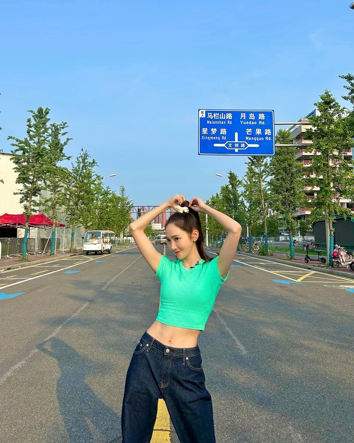 Jessica Jung tak pernah gagal dengan segala outfit. Seperti crop top warna mint yang dipadukan dengan high waist jeans satu ini. Terlihat segar dan sehat, ya!/ Foto: instagram.com/jessica.syj