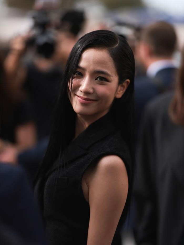 Jisoo BLACKPINK tampil memesona saat dirinya menghadiri pergelaran Dior Womenswear Spring-Summer 2024 Show pada Selasa, (26/7) lalu yang juga merupakan bagian dari Paris Fashion Week./ Foto: Getty Images/Jeremy Moeller