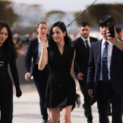 Tampil Memesona, Intip Potret Jisoo BLACKPINK Saat Menghadiri Dior Womenswear Spring-Summer 2024 Show