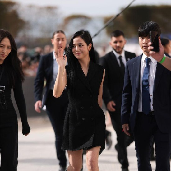 Tampil Memesona, Intip Potret Jisoo BLACKPINK Saat Menghadiri Dior Womenswear Spring-Summer 2024 Show