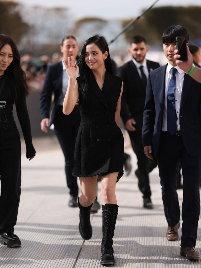 Makeup idol-aktris yang satu ini pun terlihat memukau dengan dominasi warna-warna nude, namun dengan eye makeup yang sedikit mencolok./ Foto: Getty Images/Jeremy Moeller