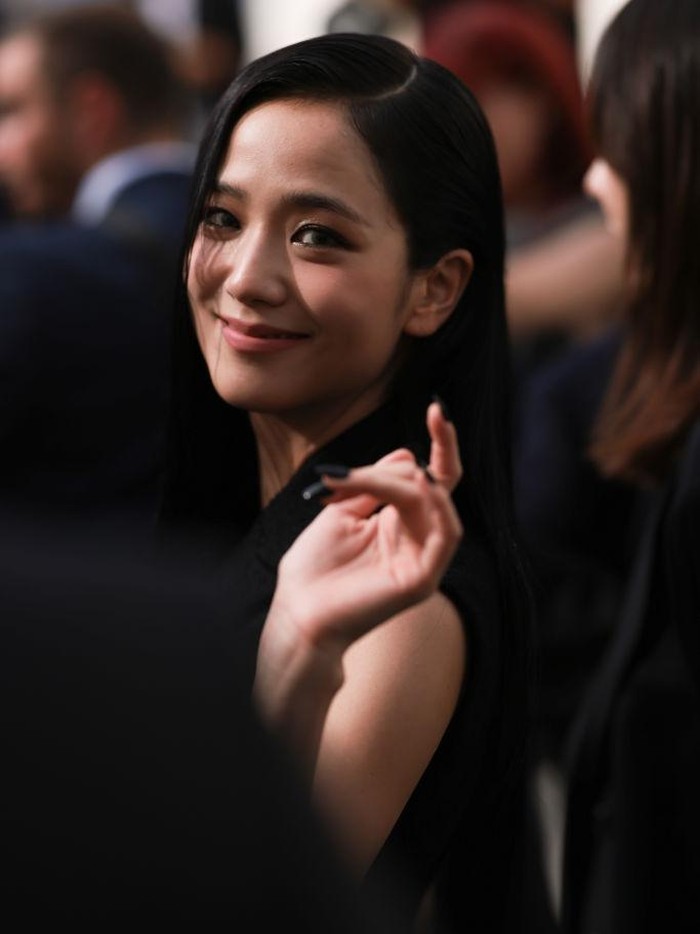 Global Ambassador Dior tersebut mengenakan outfit dari Dior from head to toe yang didominasi warna hitam, senada dengan rambut panjangnya./ Foto: Getty Images/Jeremy Moeller