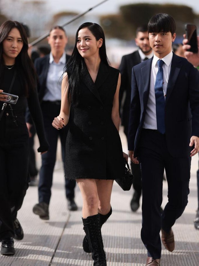 Outfit Jisoo BLACKPINK kali ini berupa wool mini dress dengan model kerah V-Neck tanpa lengan, dipadukan dengan hand bag serta sepasang boots./ Foto: Getty Images/Jeremy Moeller