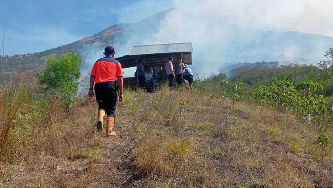Kebakaran melanda lereng Gunung Agung yang berada di wilayah Banjar Dinas Bantas, Desa Batu Ringgit, Kecamatan Kubu, Karangasem.