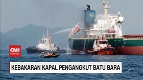VIDEO: Kebakaran Kapal Pengangkut Batu Bara di Perairan Lampung