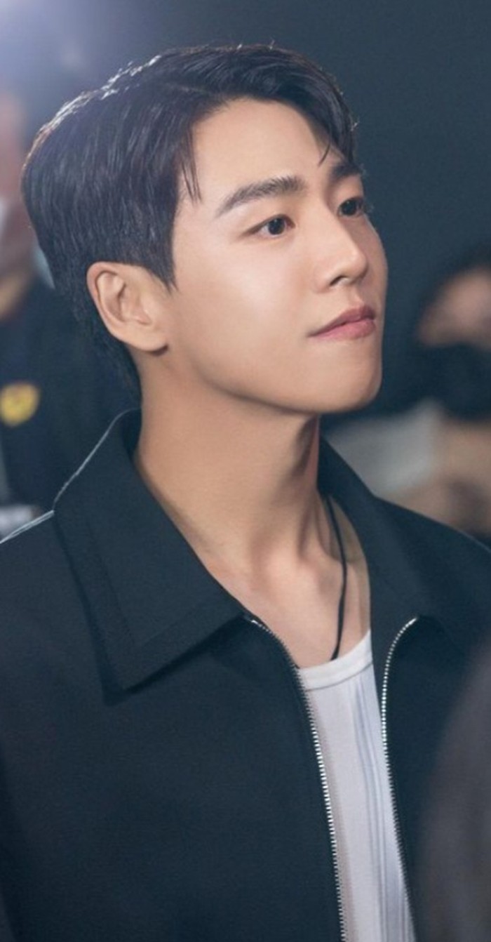 Kedekatan Lee Hyun Woo dan IU sempat disalahpahami publik, ketika keduanya diketahui pergi nonton film bersama. Hingga saat ini, Hyun Woo dan IU dikenal sebagai sahabat dekat/ Foto: instagram.com/hihyunwoo