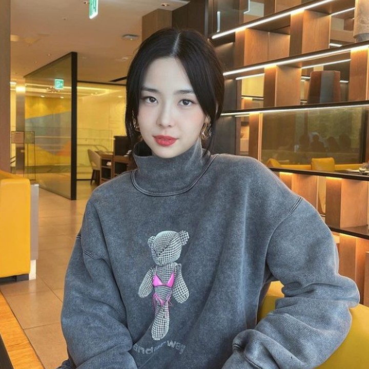 <p>Keempat, Kim Se Yeon. Ia berhasil meraih gelar Miss Korea 2019, Bunda. Faktanya, ia adalah seorang mahasiswi desain grafis di salah satu universitas Amerika Serikat. (Foto: Instagram @sae_yeon)</p>