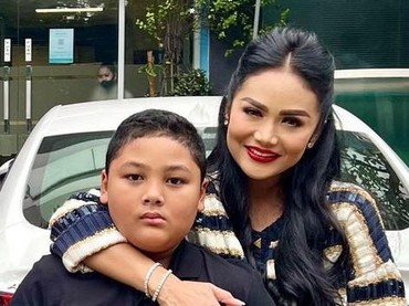 img-title Tanggapan Kris Dayanti Usai Kellen Lemos Viral Jadi MC di Acara Internasional