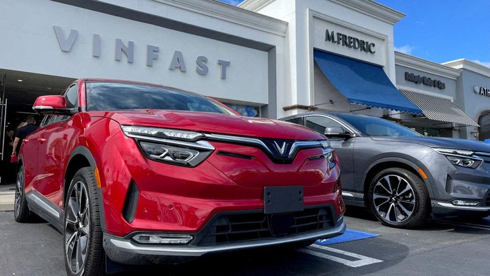 Kendaraan listrik VinFast diparkir sebelum dikirim ke pelanggan pertamanya di sebuah toko di Los Angeles, California, AS, 1 Maret 2023. (REUTERS/Lisa Baertlein/File Foto)