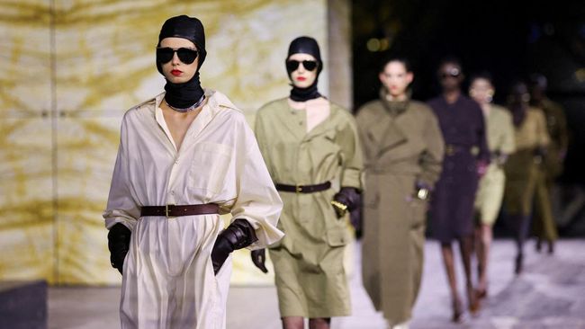 Saint Laurent memamerkan koleksi Spring/Summer 2024 dalam Paris Fashion Week. Presentasi kali ini memberikan penghormatan untuk koleksi safari ikoniknya dulu.