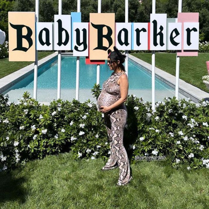 <p>Kourtney Kadarshian sendiri tampil sangat cantik dengan balutan busana berwarna abu dengan beberapa corak di sekitarnya. Baby bump-nya pun sudah terlihat sangat jelas karena usia kehamilannya sudah cukup besar. (Foto: Instagram: @travisbarker)</p>