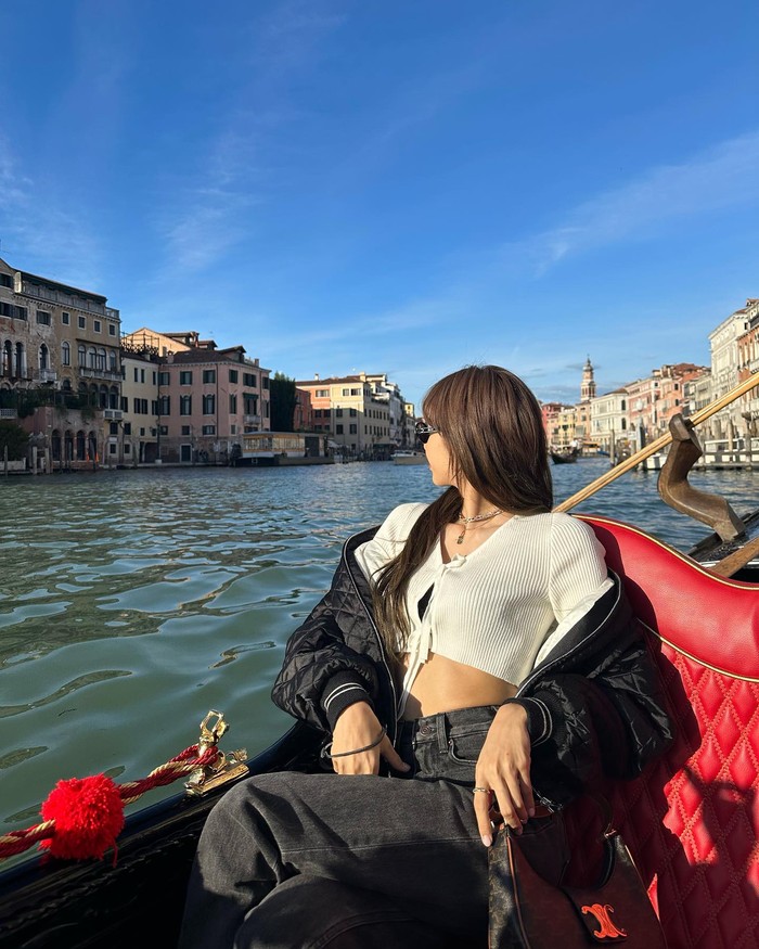 Lisa juga hobi memadukan crop top ketika liburan, seperti saat di Eropa beberapa waktu lalu. Ia memakai knit crop top dengan aksen tali yang dipadukan dengan celana jeans serta jaket untuk layering./ Foto: instagram.com/lalalalisa_m