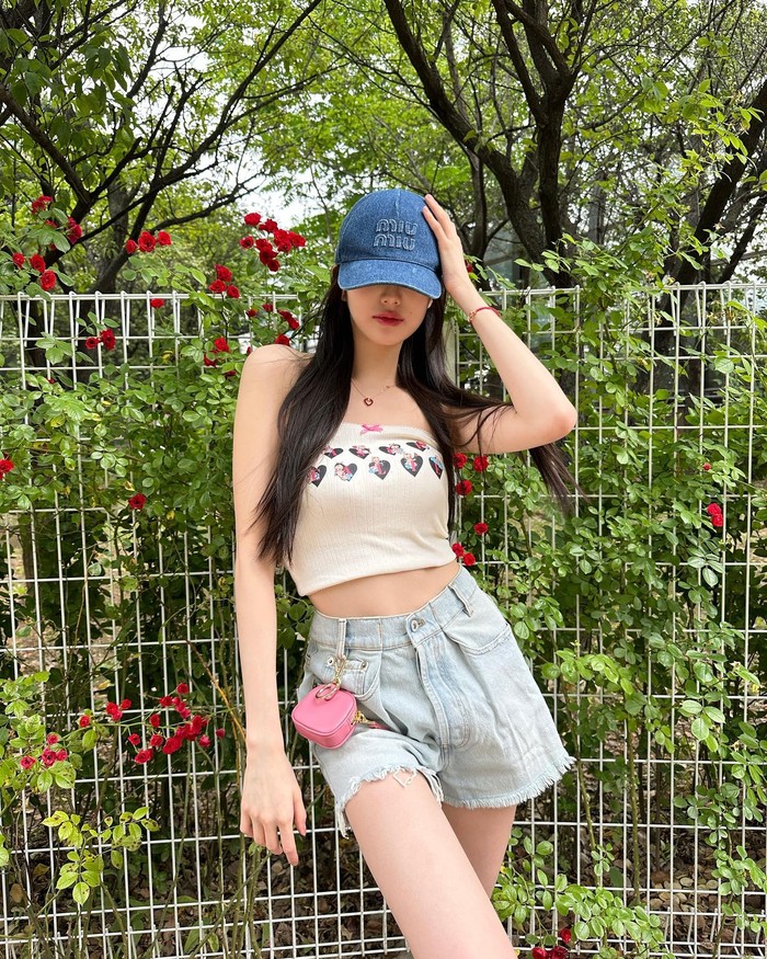 Mau coba liburan ala outfit Jang Wonyoung? Yap, idol cantik ini memakai crop top dengan short jeans yang ciptakan kesan sporty. Look sederhana ini cocok untuk liburan ke pantai, Beauties./ Foto: instagram.com/for_everyoung10