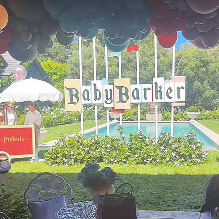 <p>Mengangkat tema Disney membuat dekorasi yang digunakan seluruhnya terinspirasi dari film-film keluaran Disney. Tertulis juga nama panggilan sang anak yaitu 'Baby Barker' yang dibuat dengan karakter huruf khas Disney. (Foto: Tiktok: kimandnorth)</p>