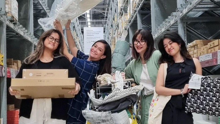 Novita Angie dan Ersa Mayori beserta anak-aak