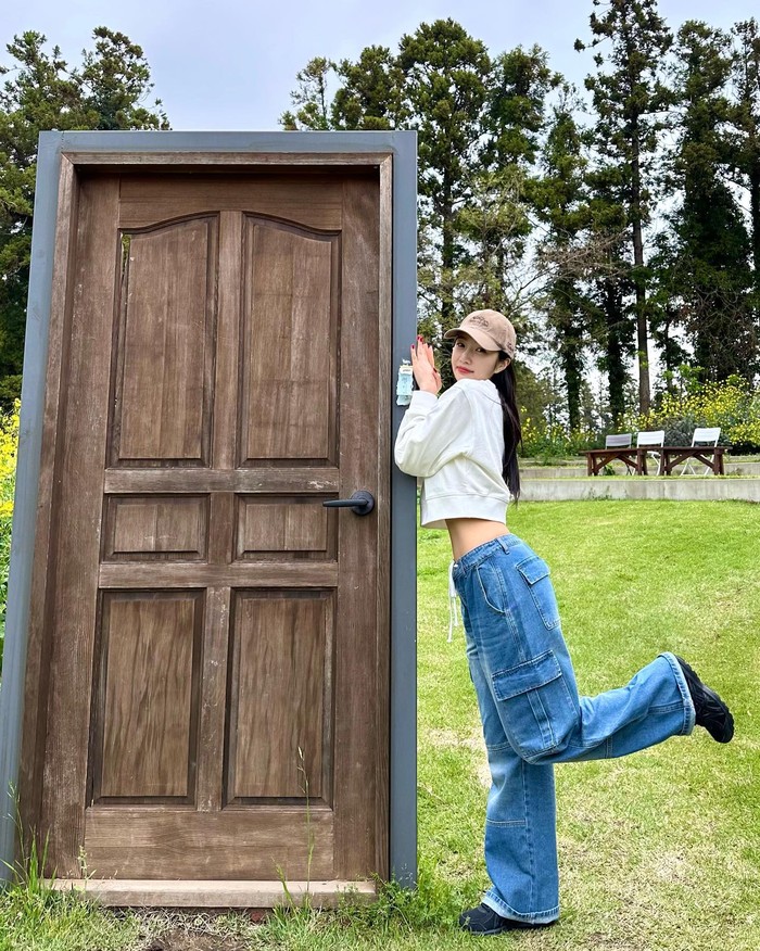 Outfit crop top cocok dipakai saat liburan di musim panas. Nah, Joy Red Velvet punya cara sendiri tampil kece dengan item ini. Ia memadukan crop top V dengan cargo jeans serta topi. Keren abis kan?/ Foto: instagram.com/_imyour_joy