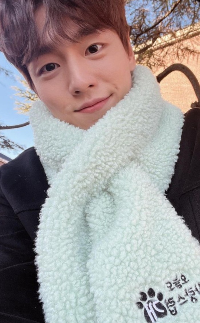 Pada 2011, Lee Hyun Woo tampil sebagai model dalam MV penyanyi top, IU lewat lagu You&I. Kemudian, di 2019 ia kembali muncul dalam MV IU untuk lagu Above The Time/ Foto: instagram.com/hihyunwoo