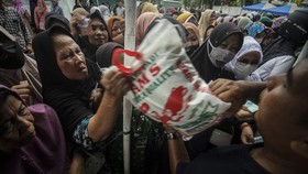 FOTO: Emak-emak ke Pasar Murah Demi Beras di Rumah