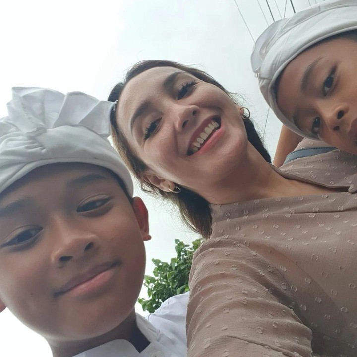 <p>Meski lama tak terlihat di layar kaca, Rara tetap aktif mengunggah berbagai kegiatan pada laman Instagram-nya. Ia juga sering membagikan momen kebersamaannya bersama keluarga. (Foto: Instagram: @rara.wiritanaya)</p>