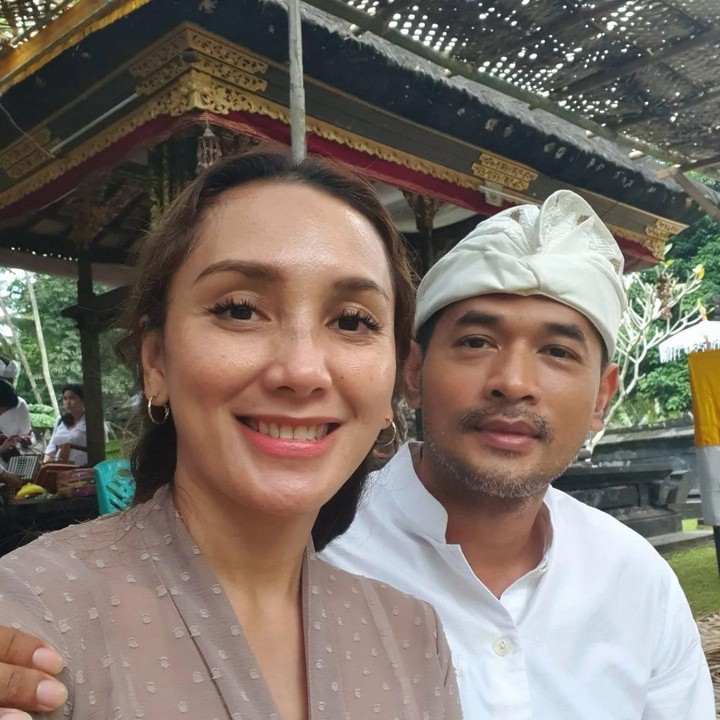 <p>Rara menikah dengan aktor ternama Oka Antara pada tahun 2008. Setelah menikah, keduanya pun dikaruniai tiga orang anak yang cantik dan tampan. (Foto: Instagram: @rara.wiritanaya)</p>