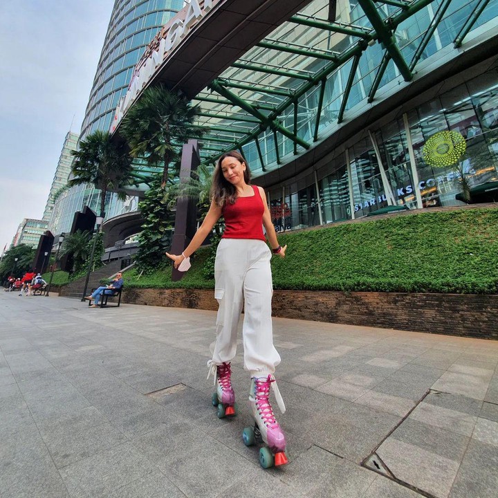 <p>Rara juga kerap terlihat sering membagikan kegiatannya ketika berolahraga nih, Bunda. Misalnya saja seperti sepatu roda, angkat beban, yoga, dan sebagainya. (Foto: Instagram: @rara.wiritanaya)</p>