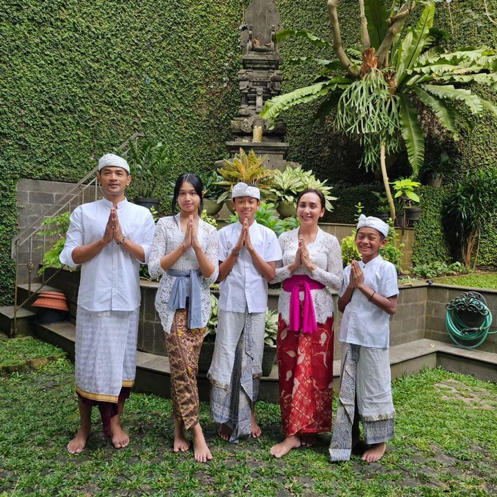 <p>Anak pertamanya, Akshara Isaka Raia, sudah beranjak remaja dan berusia 14 tahun. Anak keduanya yang bernama Narasima Ruga kini genap 12 tahun. Sementara itu, Si Bungsu Yuri Kamasuya, kini berusia 10 tahun. (Foto: Instagram: @rara.wiritanaya)</p>