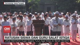 VIDEO: Ratusan Siswa Dan Guru Salat Istiqa