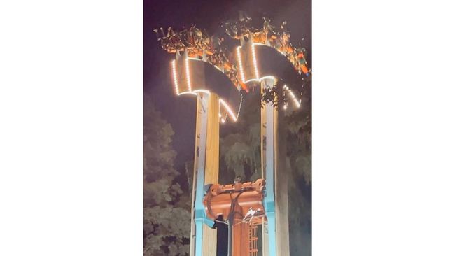 Dalam insiden wahana Lumberjack berhenti mendadak di Taman Hiburan Wonderland, Kanada, seorang penumpang muntah saat terjebak dalam posisi terbalik. 