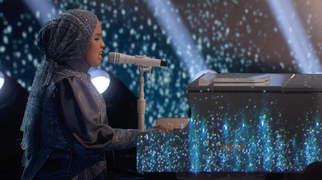 Simon Cowell kembali ke atas panggung dan peluk Putri Ariani. Kali ini, itu terjadi usai Putri pukau penonton final America's Got Talent 2023.
