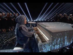Putri Ariani Memukau Pakai Gaun dan Hijab Biru Bling Bling di Final AGT 2023