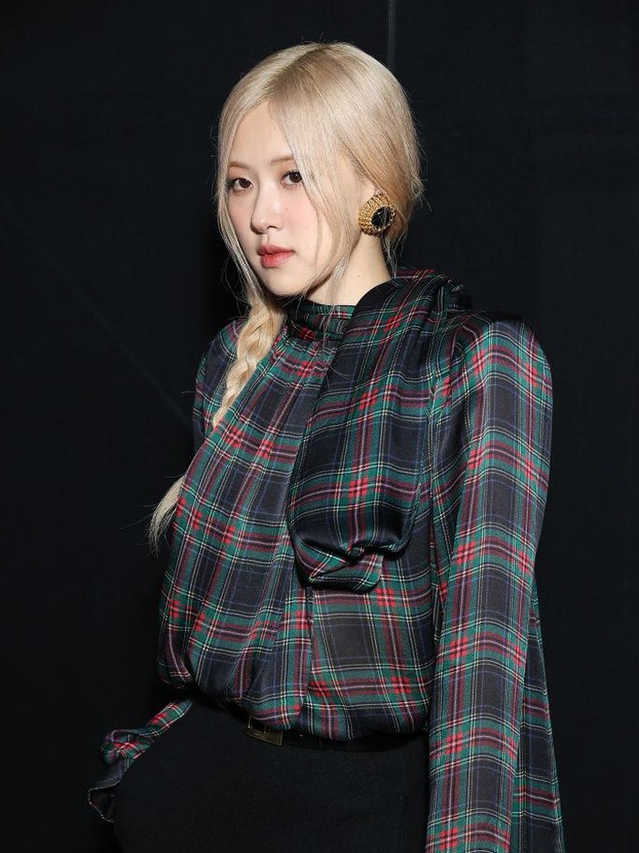 Idol K-Pop kelahiran 1997 tersebut mengenakan celana hitam yang dipadukan dengan atasan bermotif kotak-kotak./ Foto: WireImage/Marc Piasecki