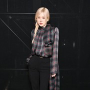 Gaya Elegan Rose BLACKPINK Saat Menghadiri Saint Laurent Womenswear Spring/Summer 2024 Show