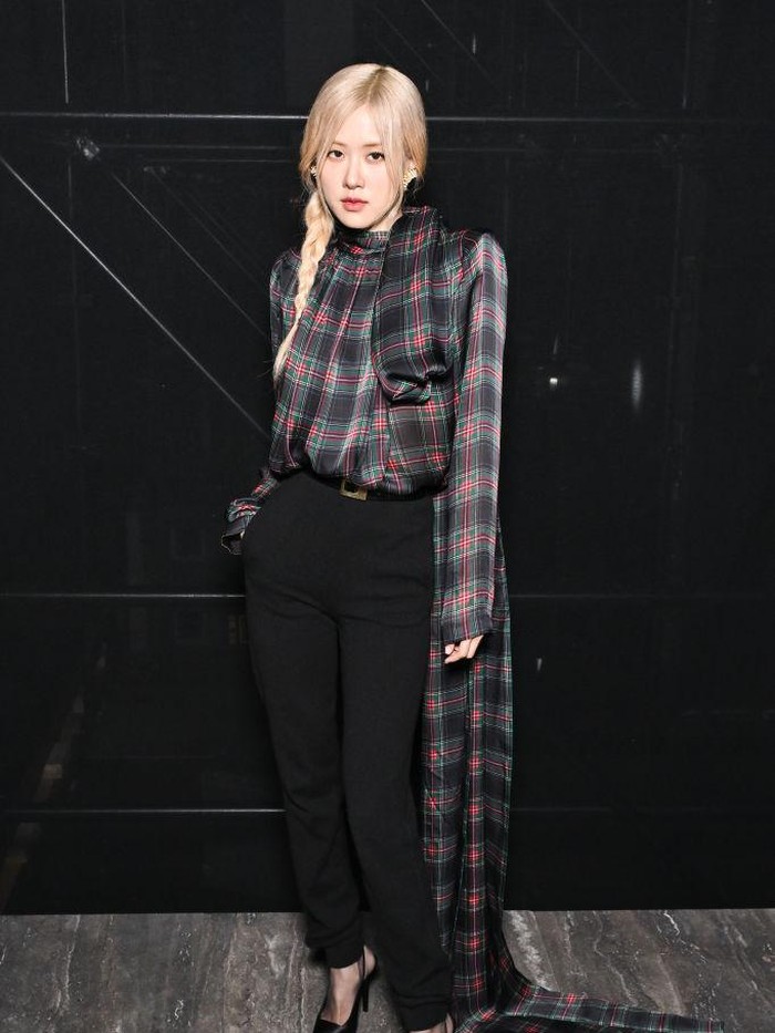 Riasan wajahnya yang terlihat natural namun tetap sparkling turut menyempurnakan penampilan Rosé BLACKPINK./ Foto: Corbis via Getty Images/Stephane Cardinale - Corbis