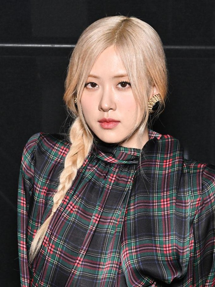 Rosé BLACKPINK tampil elegan saat dirinya menghadiri pergelaran Saint Laurent Womenswear Spring/Summer 2024 show pada Selasa, (26/9) lalu yang merupakan bagian dari Paris Fashion Week./ Foto: Corbis via Getty Images/Stephane Cardinale - Corbis