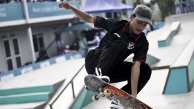 FOTO: Aksi Sanggoe Darma Raih Perak Skateboard di Asian Games