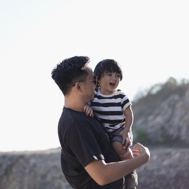 <p>Dalam video yang kerap diunggah oleh kedua orang tuanya di media sosial, terlihat Sekali sangat fasih berbahasa Inggris. Bahkan, sang Ayah masih berusaha untuk mengimbangi kemampuan Sekala, lho. (Foto: Instagram: @ayudiac)</p>
