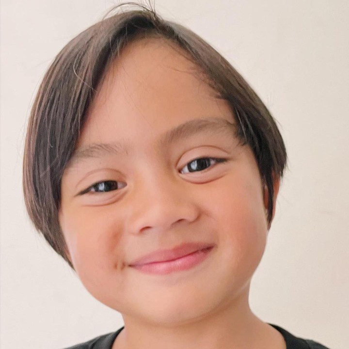 <p>Terima rapot yang setiap detik nanya ke istri 'bebs, kata gurunya apa'. <em>Good job</em> Sekala. Kamu <em>improve</em> gen Dido hahaha<em> love you</em>," ungkap Ditto kala melihat Sekala berbicara menggunakan Bahasa Inggris dengan sang guru. (Foto: Instagram: @ayudiac)</p>