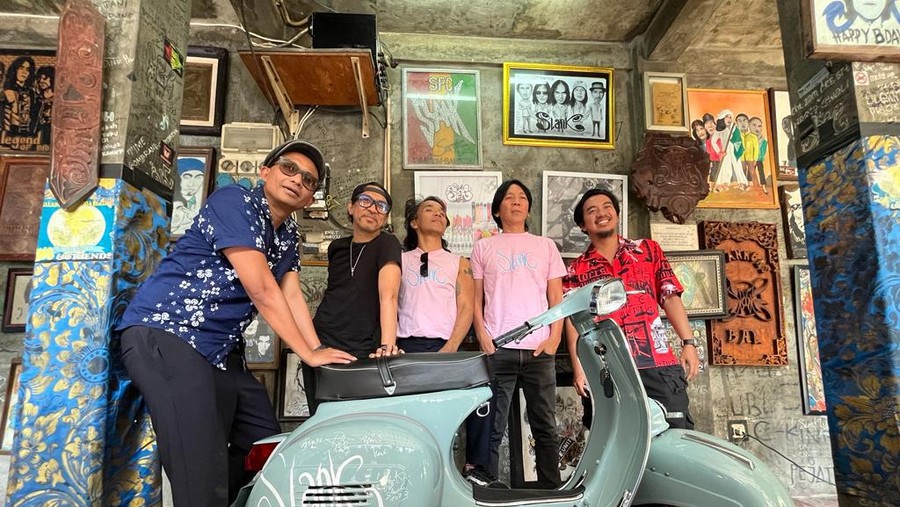 Skuter klasik listrik hasil konversi garapan Elders Elettrico untuk merayakan 40 tahun Slank