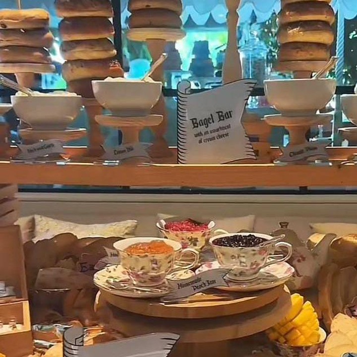 <p>Tak hanya dekorasi, makanan yang disuguhkan pun seluruhnya terinspirasi dari film-film produksi Disney. Terlihat banyak roti dan camilan kering yang ditata dengan sangat cantik. (Foto: Tiktok: kimandnorth)</p>