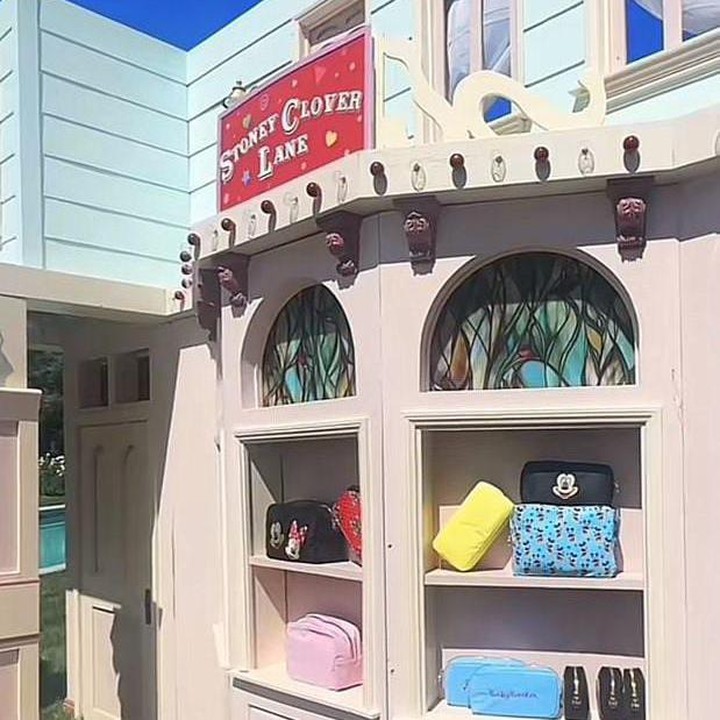 <p>Terlihat juga dekorasi berupa miniatur toko-toko busana yang pernah berkolaborasi dengan Disney. Salah satunya adalah Stoney Clover Lane. Terlihat beberapa barang seperti tas dan sepatu dipajang pada miniatur tersebut. (Foto: Tiktok: kimandnorth)</p>