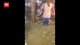 VIDEO: Pasar Malam Bangkok Dilanda Banjir