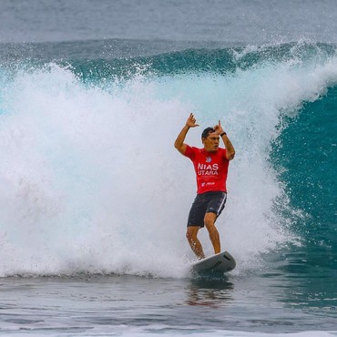 7 Potret Tipi Jabrik Kakak Luna Maya Atlet dan Pelatih Selancar