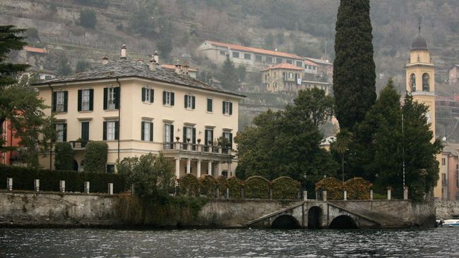 Villa di tepi Danau Como ini punya 25 kamar, ditambah kolam renang, garasi besar, lapangan tenis, gym lengkap, ruang memanggang pizza, dan banyak pesona Italia.