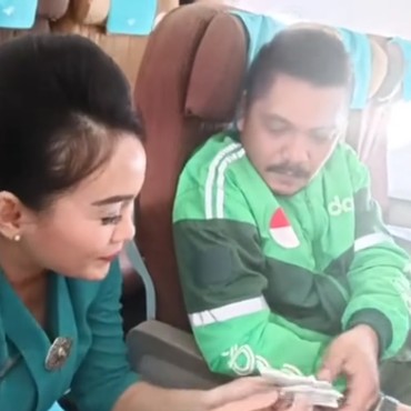 Ini Anggota DPRD Medan yang Viral Naik Pesawat Pakai Jaket Ojol demi Beli Bakpia