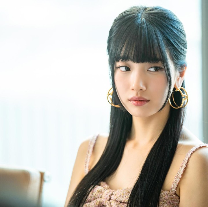 <p>Dalam <em>still cut</em> ini, tatapan Suzy tampak garang sekali ya, Bunda, seolah-olah siap menerkam siapa pun yang mengganggu teritorinya. Kira-kira, karakter siapa, ya, yang sedang dia tatap sinis? Kenapa ya Lee Doo-na kelihatan kesal sekali? (Foto: Instagram @netflixkr)</p>